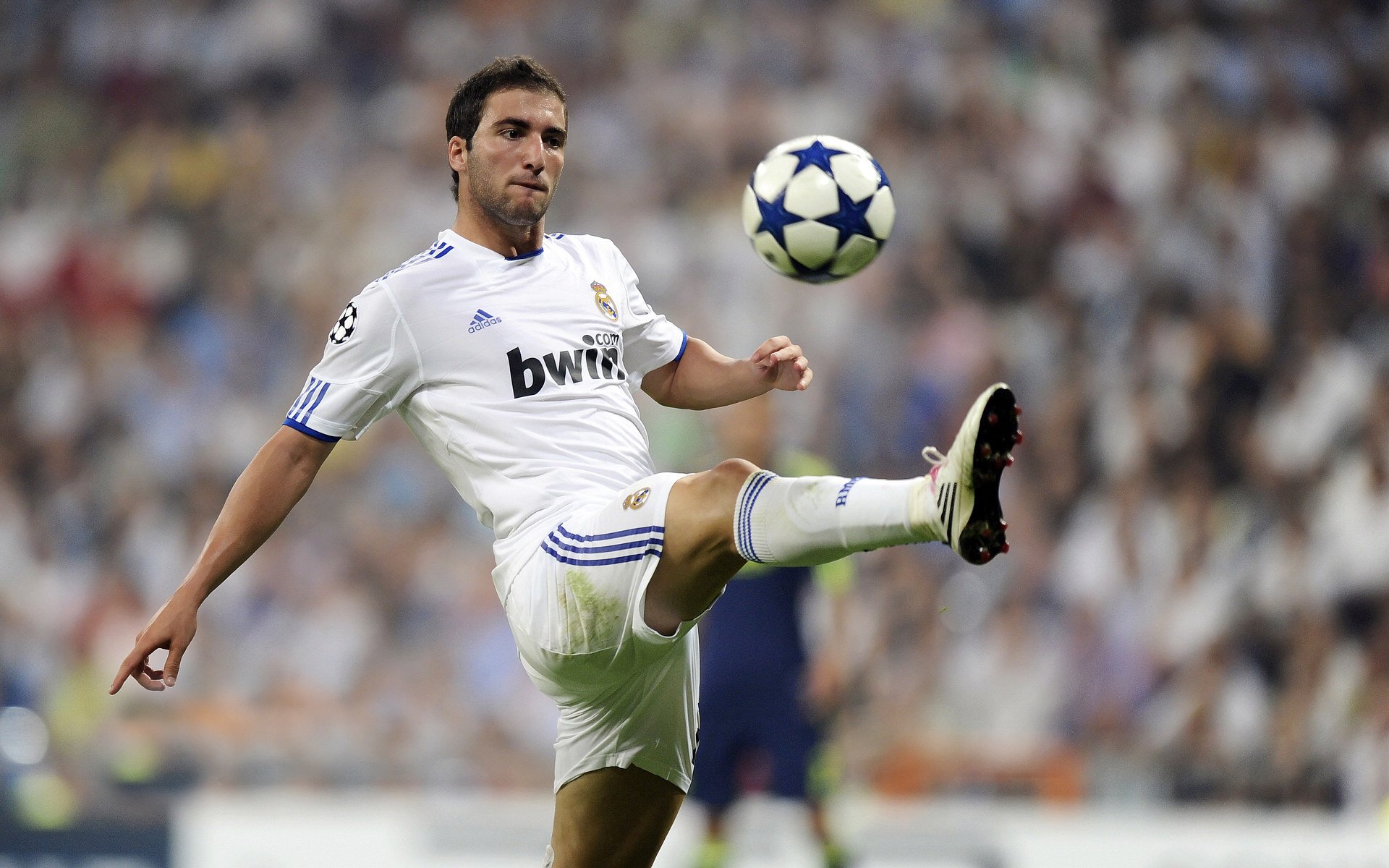 北欧寒铁与加泰烈焰,斯通斯关键节点连续得分颠覆战局