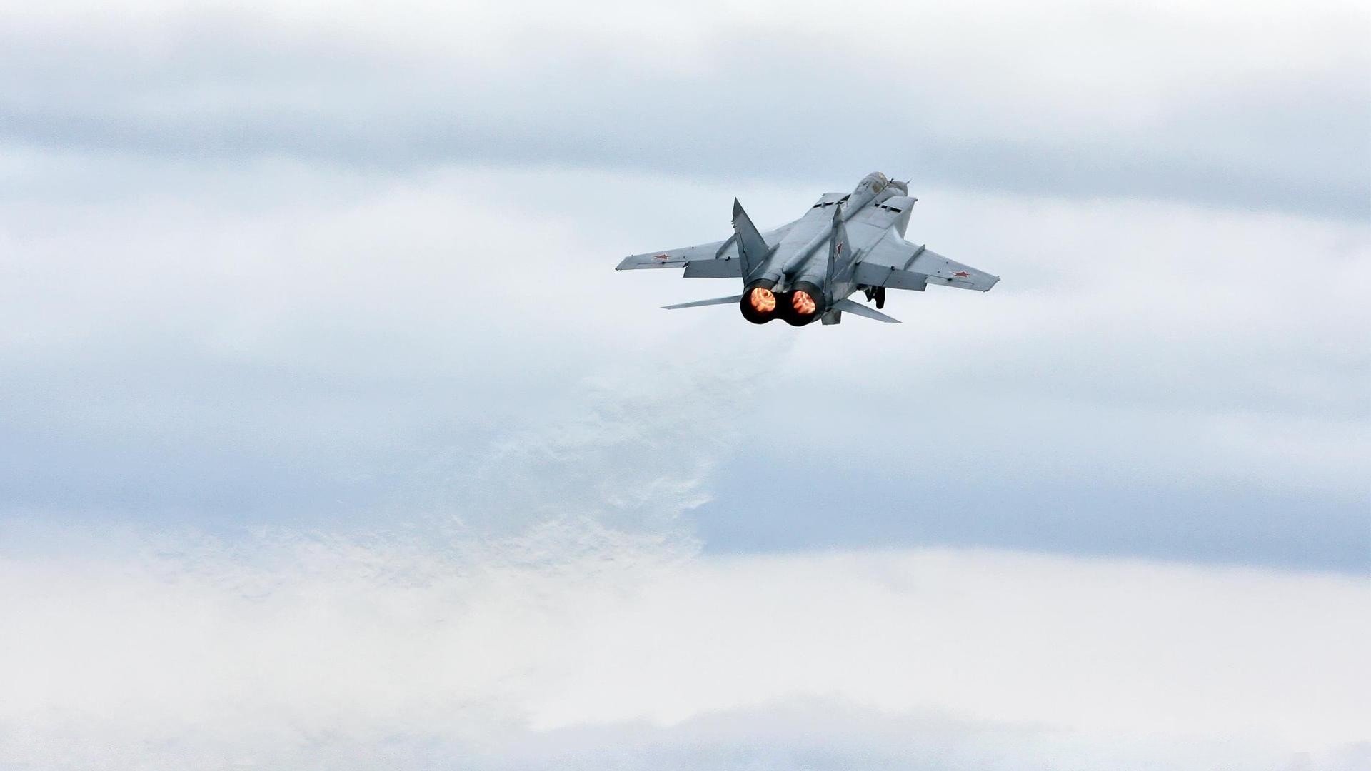 一己之力对钢铁洪流,莱奥统治全场,威尔士正面击溃勒沃库森宣告新时代